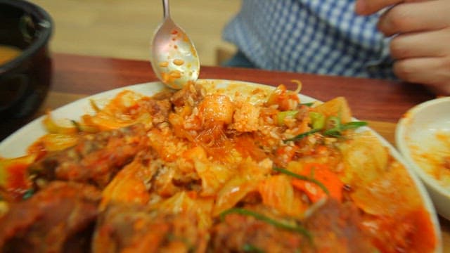 Person who eats rice mixed with Spicy braised pork backbone seasoning