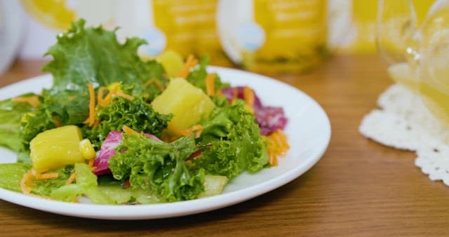 신선한 채소 샐러드에 향을 더하는 소스