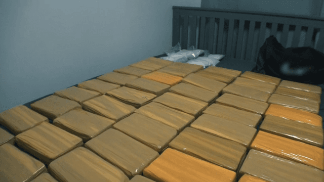 침대 위에 올려진 불법 물품