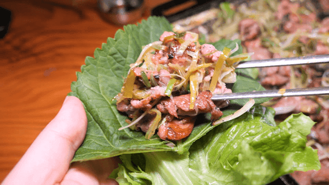 Charcoal-grilled green onion bulgogi on perilla leaves