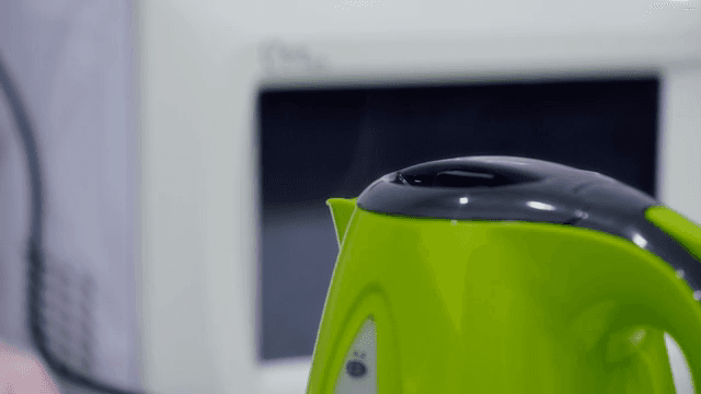 주전자가 끓어 자동으로 꺼지는 모습