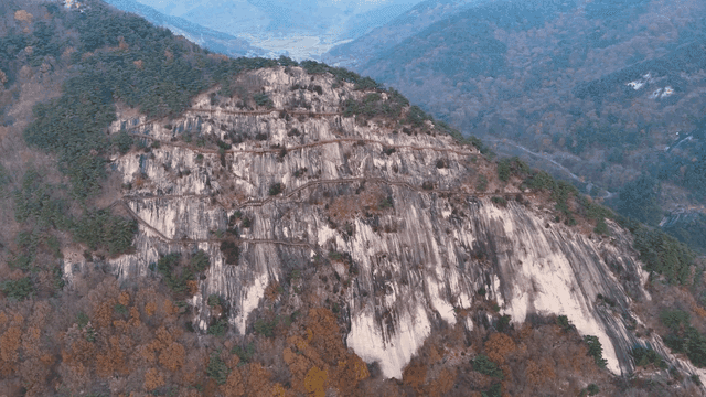 구불구불한 계단길이 있는 산