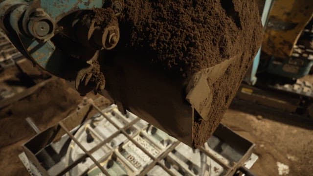 현장에서 흙을 쏟아내는 굴착기