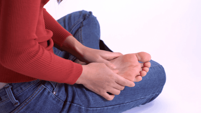 발을 마사지하는 사람