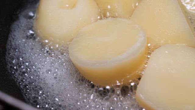 냄비에서 감자 삶기