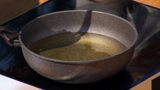 뜨거운 기름에 들어가는 쭈꾸미 튀김 반죽