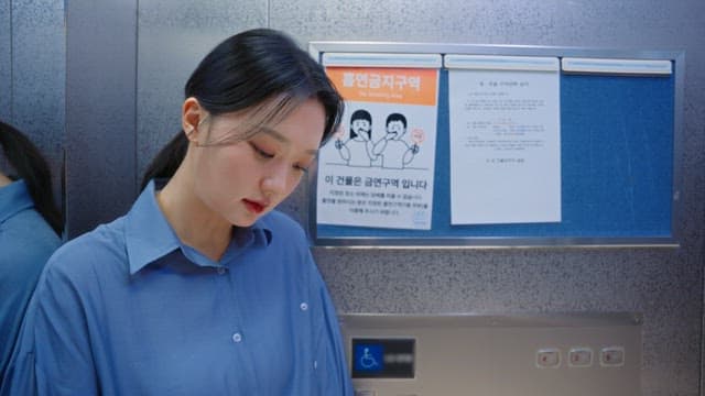 엘리베이터에서 내리는 여성