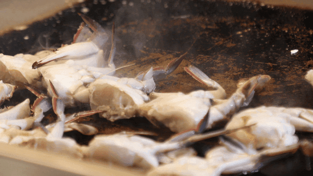 Crab grilled on hot iron plate