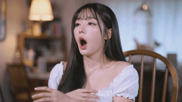 크게 놀라는 젊은 여자