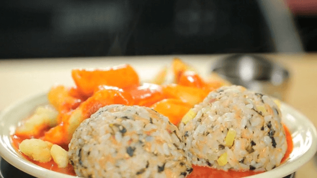 접시에 담긴 매운 떡볶이와 주먹밥