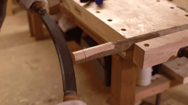 작업장에서 손 도구로 목공 작업