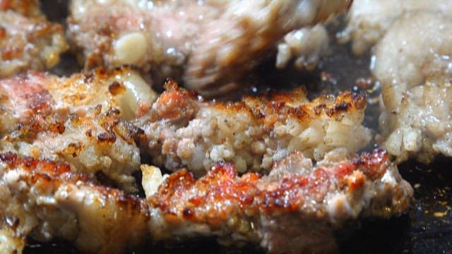 뜨거운 그릴 위에서 지글거리며 구워지는 고기