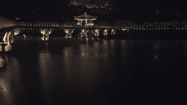 밤에 불이 켜진 다리와 정자