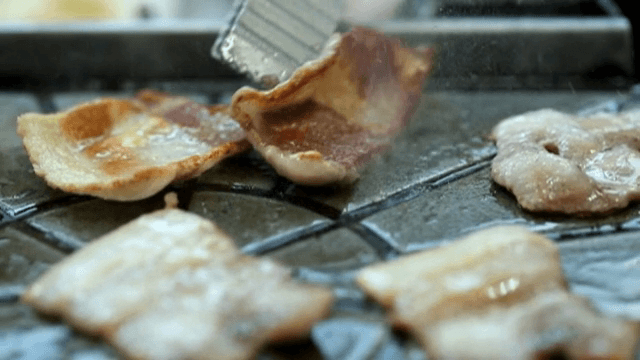 뜨거운 철판 위에서 삼겹살 굽기