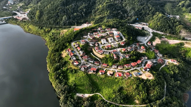 푸른 산 속에 자리한 마을