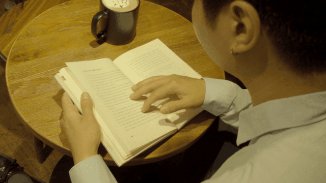 아늑한 카페에서 책을 읽는 사람