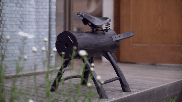 현관에 있는 나무 조각상