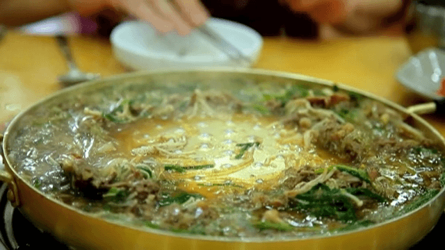 부추, 버섯이 올라간 따뜻한 불고기전골