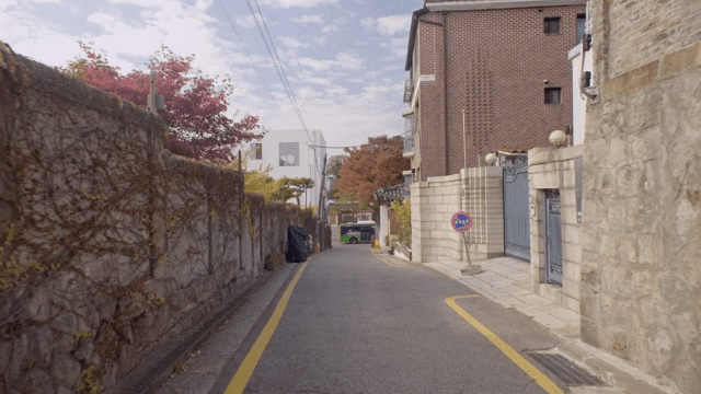 가을 단풍이 있는 조용한 골목길
