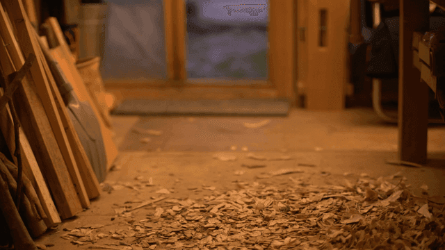 비 오는 날 작업장 바닥에 흩어진 나무 조각들