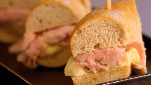 햄과 버터가 들어간 미니 잠봉뵈르