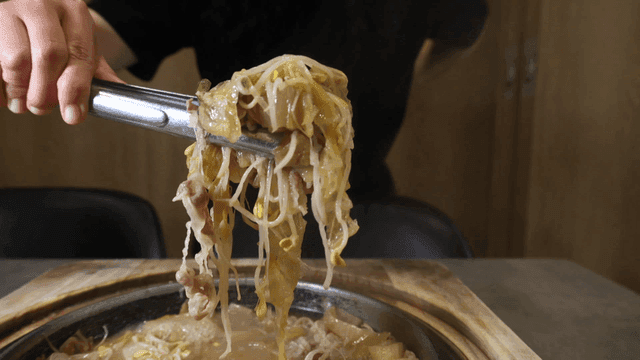 집게로 들어올린 콩나물 백 묵은지 찌개