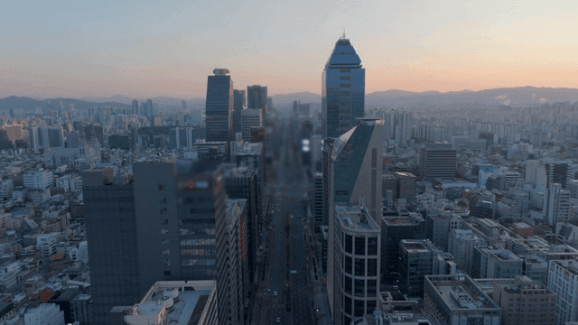 고층 빌딩들이 줄지은 대로 도시 전경