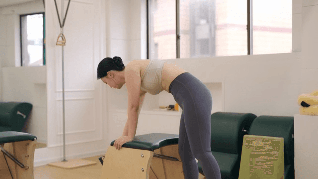 여성이 실내에서 운동 기구를 청소하는 모습