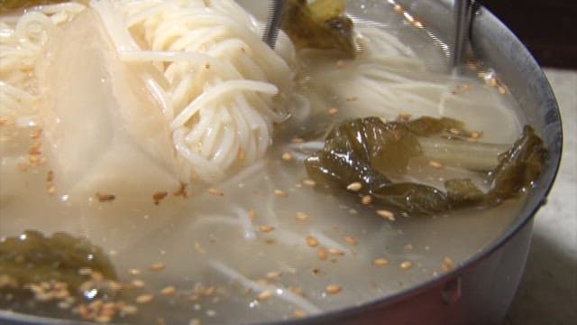 먹음직스럽고 차가운 열무냉면 한 젓가락