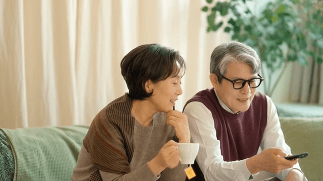 차를 마시며 TV를 보는 노부부