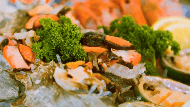 레몬 슬라이스와 신선한 해산물 플래터