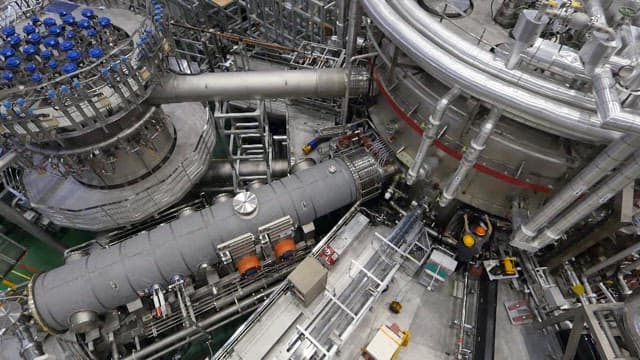 연구센터 내의 초전도핵융합연구장치 기계