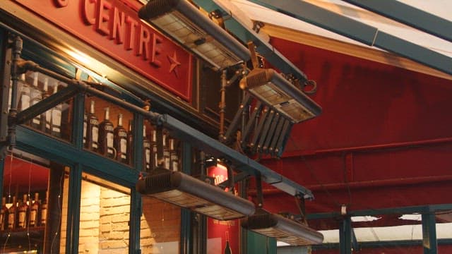 밤에 불이 환하게 켜진 바의 외관