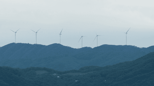 산맥 위의 풍력 터빈