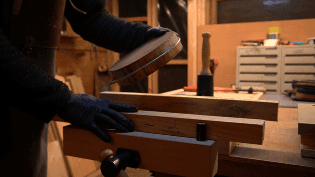 작업장에서 나무를 다루는 장인