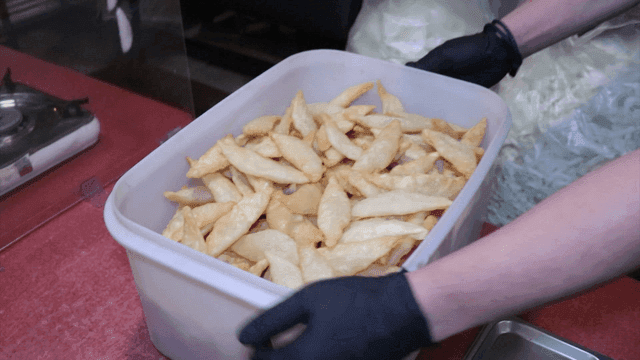 테이블 위에 올려놓는 야끼만두