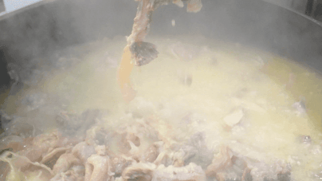 Boiled beef tendon falling from sieve