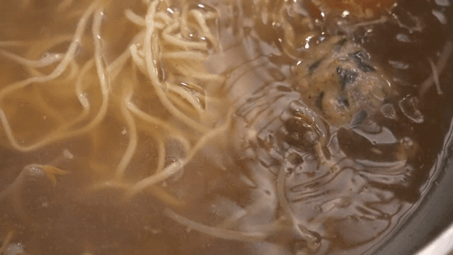 면과 만두가 들어간 한국식 전골 국물