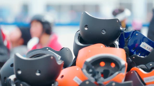 쌓여있는 스케이트 헬멧