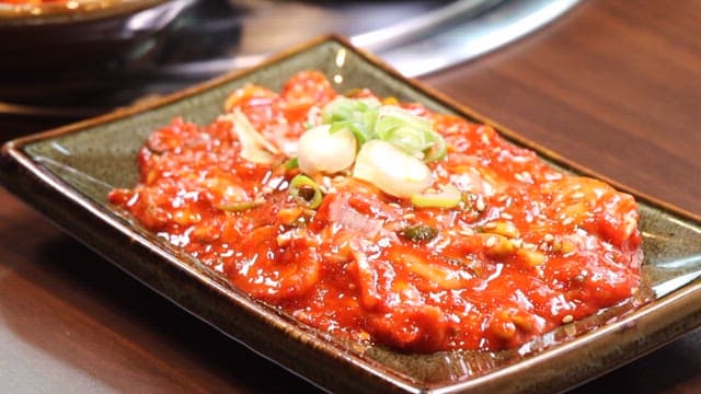 접시에 정갈하게 담긴 빨간 젓갈