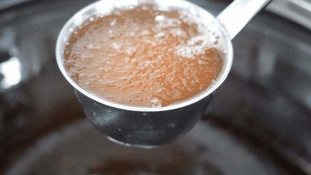 살얼음이 있는 국물을 젓는 국자