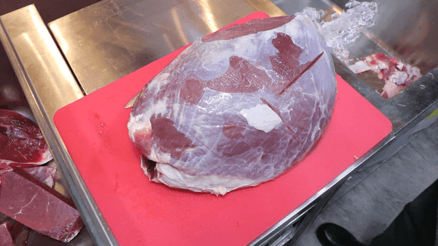 도마 위에 큰 고기를 준비하는 모습