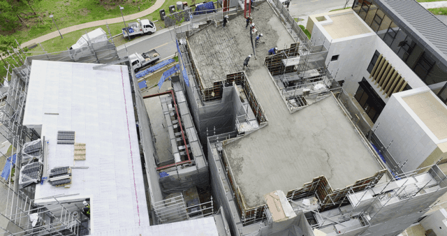 건설 현장에서 콘크리트를 붓는 작업자들