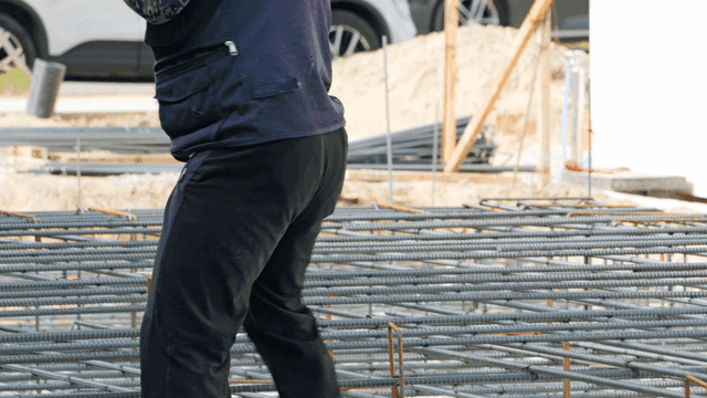 철근을 다루는 건설 노동자들