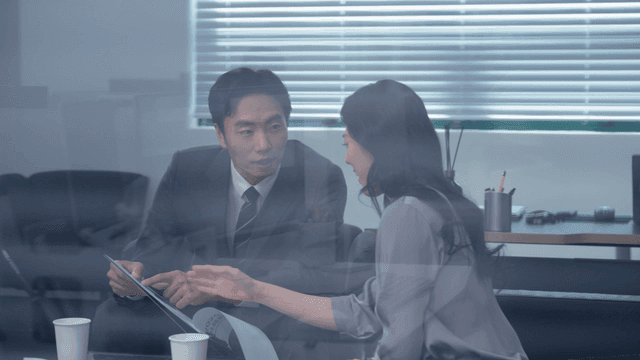 집중적인 토론이 있는 사무실 회의