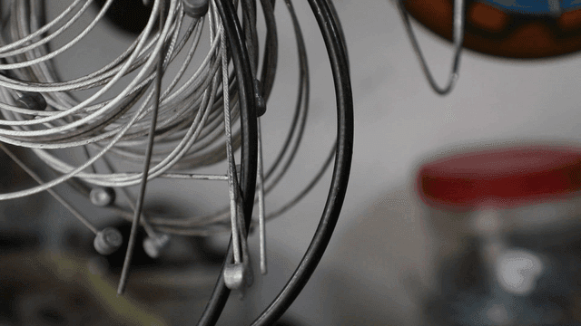 작업장에 걸려 있는 금속 케이블