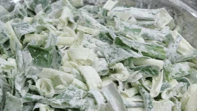 용기에 담긴 밀가루 묻힌 파