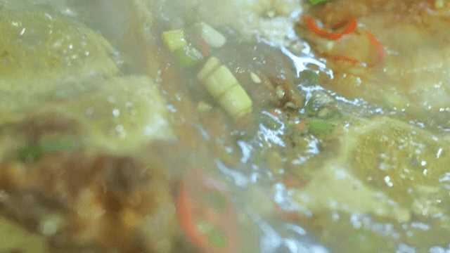 양념된 갈비가 뜨거운 팬에서 요리되는 장면