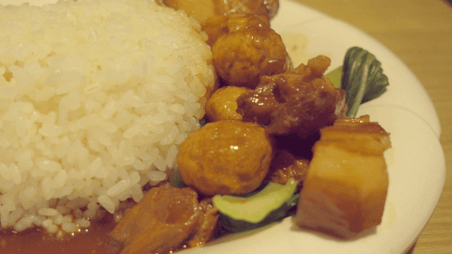 고기와 채소가 곁들여진 밥