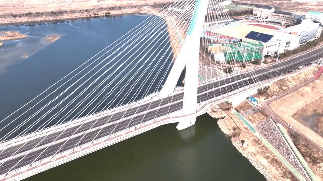 고요한 강 위의 현대적인 다리